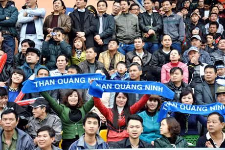 Người hâm mộ Vùng mỏ luôn cháy hết mình vì đội bóng thân yêu.