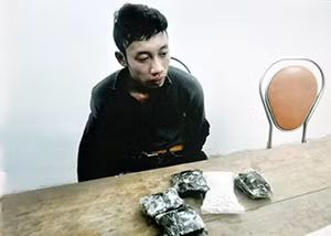 Đối tượng Lê Thế Anh cùng tang vật ma tuý bị Đội Đặc nhiệm phòng, chống tội phạm ma tuý (Phòng Phòng chống tội phạm ma tuý) bắt giữ ngày 2-2-2014. (ảnh tư liệu)