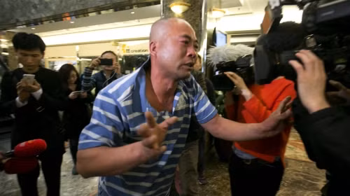 Thân nhân hành khách trên chuyến bay MH370 đau buồn khi nghe tin dữ (Ảnh: AP)