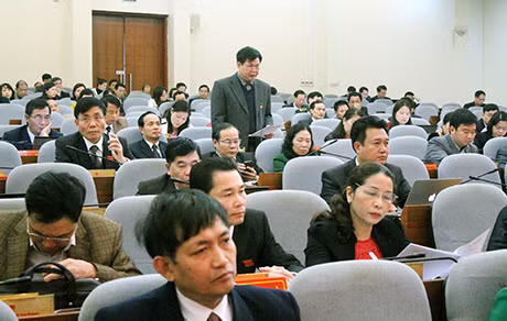 Các đại biểu HĐND tỉnh tham gia thảo luận sôi nổi tại hội trường.