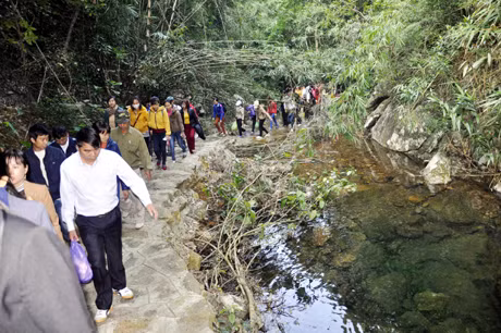 Tỉnh hội Phật giáo cũng vào cuộc bằng việc kè lát các bậc đá trên tuyến đường bộ từ Phủ Am Trà đi lên, giúp du khách có thể hành hương về với Ngoạ Vân quanh năm thuận lợi hơn.