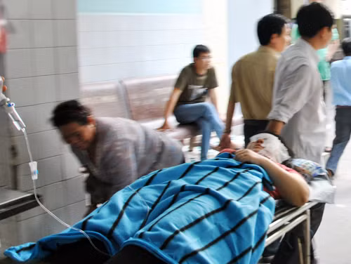 Bệnh viện Đồng Tháp làm thủ tục chuyển các nạn nhân lên TP HCM. Ảnh: An Hữu