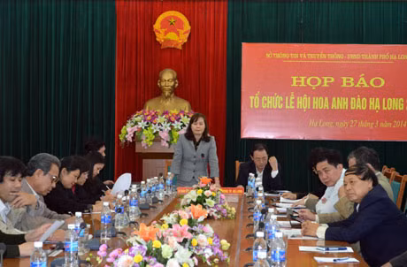 Đồng chí Phạm Hồng Lan, Phó Giám đốc Sở Thông tin và Truyền thông phát biểu tại buổi họp báo