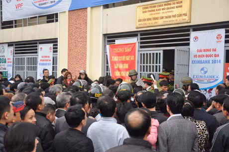SVĐ Cẩm Phả sẽ bán vé sớm để tránh tình trạng người hâm mộ chen lấn để vào sân như trong trận đấu với XM Vicem.Hải Phòng