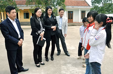 Đoàn giám sát của Ban Văn hoá - Xã hội HĐND tỉnh và trò chuyện với học sinh Trường THCS Tình Húc, xã Tình Húc (Bình Liêu) về thực hiện chính sách hỗ trợ gạo cho học sinh vùng khó khăn. Ảnh: Nguyễn Huế