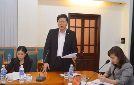  Đồng chí Phạm Hồng Cẩm, Phó Ban Tuyên giáo Tỉnh ủy phát biểu tại buổi họp báo.