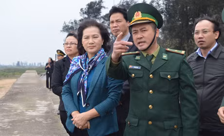 Đồng chí Phó CHủ tịch Quốc hội và đồng chi Phó Bí thư Tỉnh ủy, CHủ tịch HĐND tỉnh kiểm tra tình hình trân tuyến biên giói khu vực Tràng Vỹ phường Trà Cổ