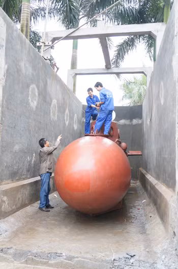 Khoảng hơn 7h sáng 28/3, ông Nguyễn Quốc Hòa và cộng sự tháo nước, phá bể để đưa Trường Sa mini ra ngoài.