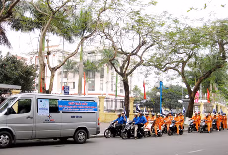 Đoàn TN Công ty Điện lực Quảng Ninh xuống đường diễu hành hưởng ứng Chiến dịch GTĐ năm 2013.