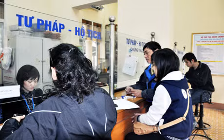 Giải quyết thủ tục hành chính tại bộ phận “một cửa” của phường Hồng Hải.