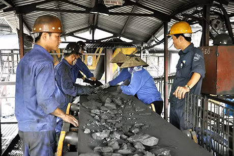 Tuyển chọn than tại Công ty Than Hòn Gai. Ảnh: Hoàng Nga