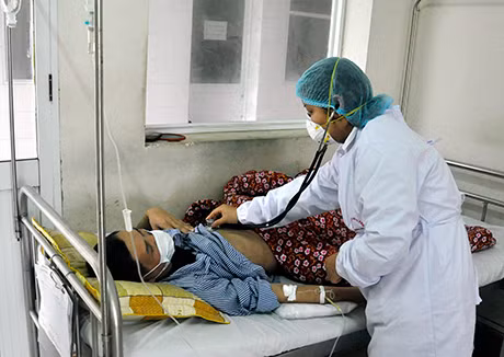 Bác sĩ kiểm tra sức khoẻ cho bệnh nhân tại Bệnh viện Lao và Phổi tỉnh.