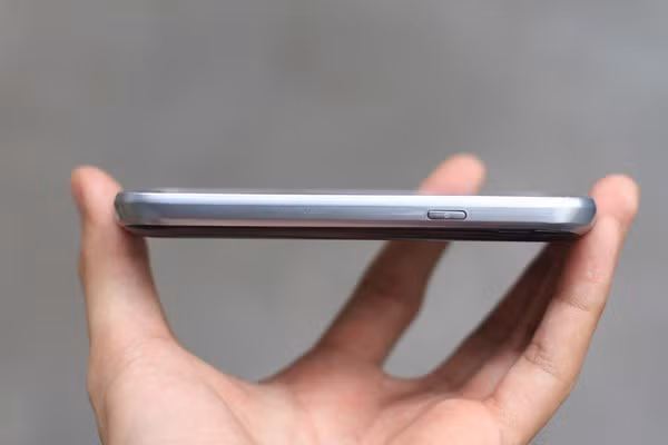 Nút nguồn bên cạnh phải như thường thấy của các dòng Galaxy