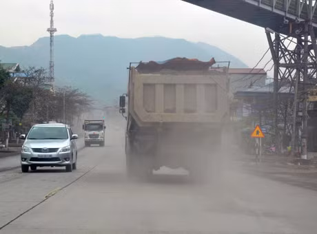 Nguyên nhân chủ yếu được cho là bụi từ trên các khai trường mỏ bay xuống, xe tải mỏ kéo bùn đất từ trong khai trường mỏ ra và những chiếc xe tải chở vật liệu phủ bạt như hất bụi xuống đường