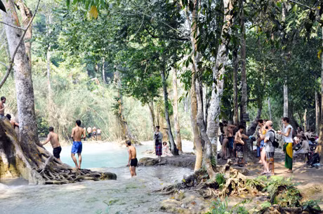 Nước ở đây màu xanh ngắt, mát lạnh, dưới đáy là cát trắng, mịn chẳng khác gì một bể bơi tự nhiên tuyệt vời.