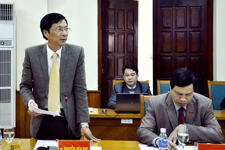 Đồng chí Nguyễn Văn Đọc, Phó Bí thư Tỉnh ủy, Chủ tịch UBND tỉnh báo cáo kết quả thực hiện nhiệm vụ phát triển kinh tế-xã hội và công tác thi đua khen thưởng trên địa bàn tỉnh.