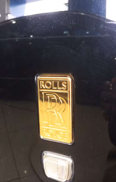 Logo Rolls-Royce mạ vàng.