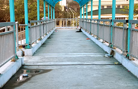 Cầu vượt tại lại rất bẩn, đi qua cầu phải bịt mũi vì tường là chỗ xả rác.