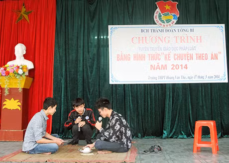 Tiểu phẩm về phòng chống tệ nạn xã hội của học sinh Trường THPT Hoàng Văn Thụ (TP Uông Bí) được thực hiện theo mô hình “Kể chuyện theo án” nhằm tuyên truyền pháp luật cho học sinh.