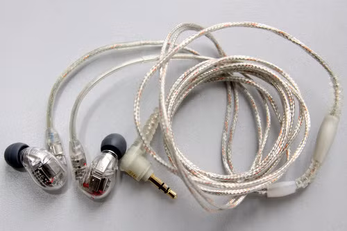 Bộ vỏ trong suốt nhằm phô diễn cấu tạo và độc đáo bên trong của Shure SE846.