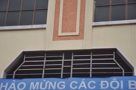 Các cửa sổ đã được hàn thêm chấn song sắt nhằm tránh tình trạng người dân leo vào sân