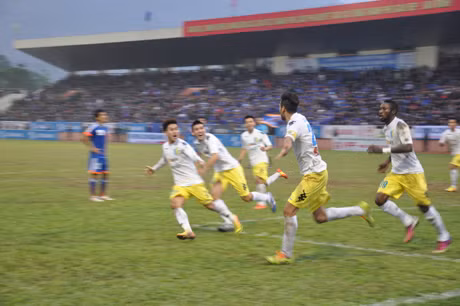 Khi lần lượt Gonzalo rồi Samson ghi bàn thắng