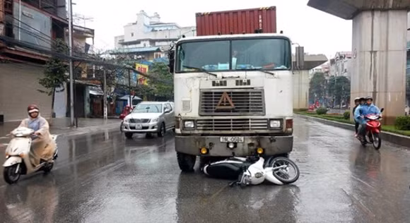 Chiếc xe containet kéo rê xe tuần tra của CSGT