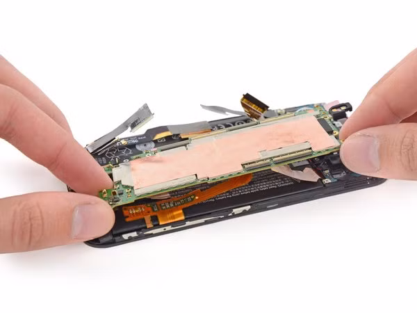 Bo mạch chủ được HTC cố định bằng rất nhiều keo đặc biệt khiến việc tháo lắp bắt đầu trở nên khó khăn.