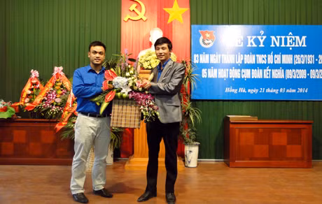 Đại diện các đơn vị tặng hoa chúc mừng.
