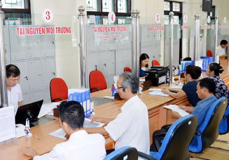 Người dân đến giao dịch tại Trung tâm Hành chính công TP Móng Cái.