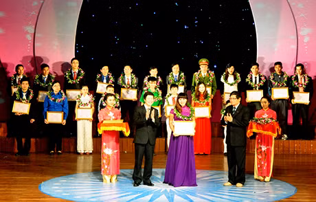 25 tài năng trẻ của tỉnh năm 2013 được trao thưởng tại lễ tuyên dương.