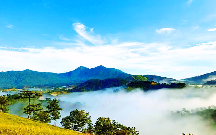 Hoặc chiêm ngưỡng Đà Lạt từ đồi Thiên Phúc Đức (đối diện đỉnh Lang Biang) để thu trọn vào tầm mắt một không gian huyền ảo của Đà Lạt.