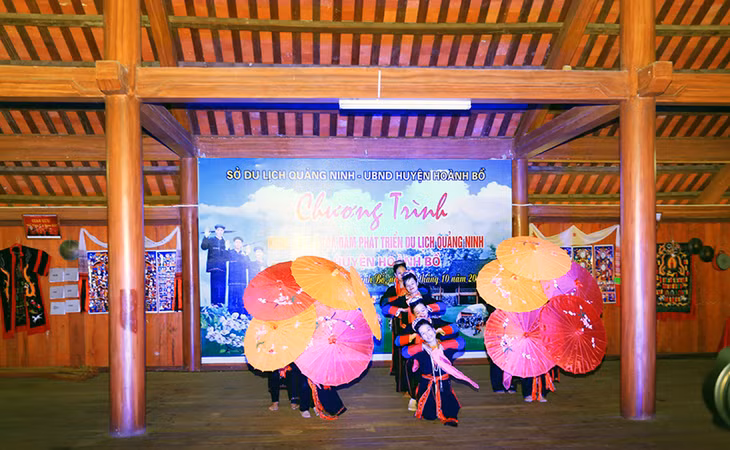 ...và thưởng thức không gian trưng bày đặc sắc, diễn xướng mô phỏng các nghi lễ độc đáo của người Dao, xem các tiết mục văn nghệ đặc sắc của người Dao Thanh Y...