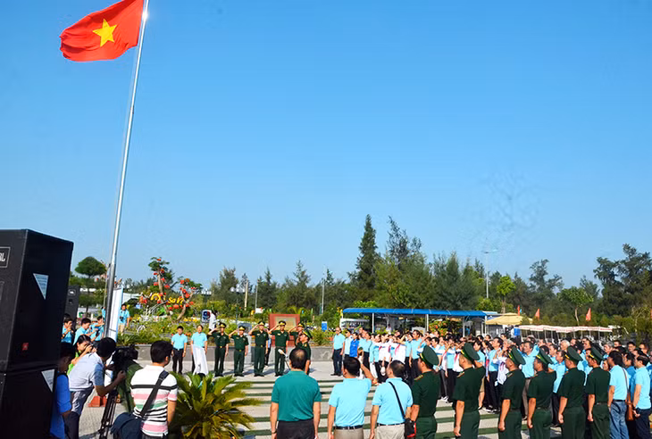 Một số văn nghệ sĩ đến từ các Hội VHNT trong cả nước và chiến sĩ biên phòng Quảng Ninh chào cờ ở mũi Sa Vĩ trước khi bắt đầu chuyến thực tế sáng tác.