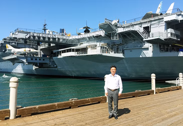 Tác giả bên chiến hạm USS Midiway thuộc Hạm đội Thái Bình Dương của Hải quân Mỹ.