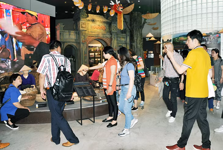 Khách du lịch tham quan Bảo tàng Quảng Ninh.