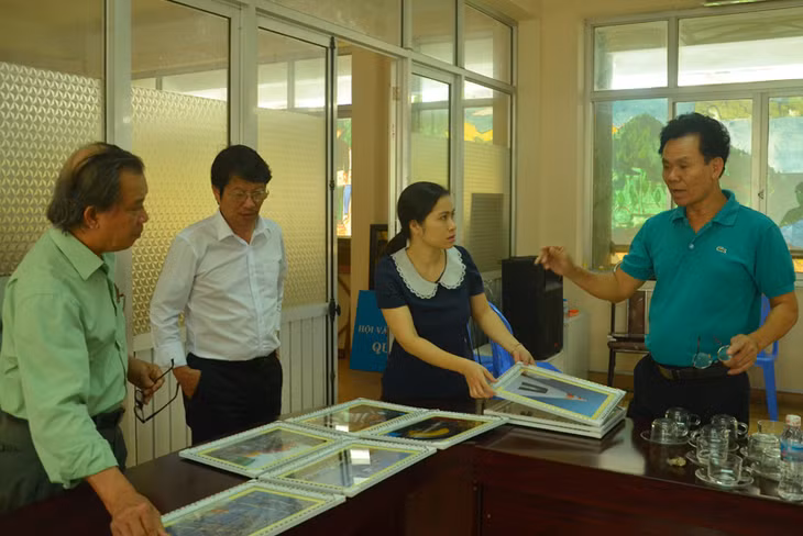 Giám khảo chấm loại hình nhiếp ảnh thẩm định các tác phẩm dự giải.