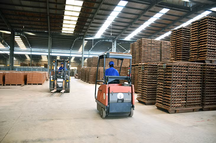 Nhà máy gạch Tiêu Giao tăng cường đầu tư KHCN, đáp ứng yêu cầu sản xuất.