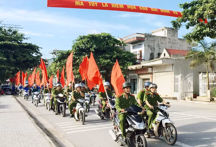 Công an TX Đông Triều xuống đường tuyên truyền phòng ngừa, đấu tranh phòng, chống tội phạm ma tuý.