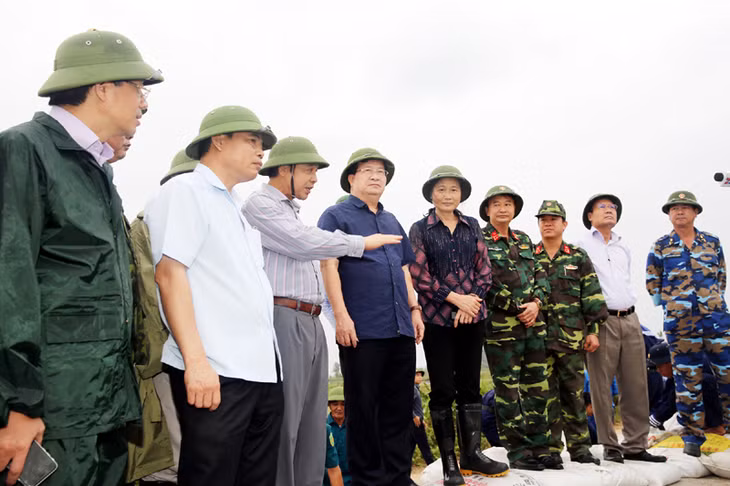 Phó Thủ tướng Trịnh Đình Dũng kiểm tra hệ thống đê điều tại TX Quảng Yên