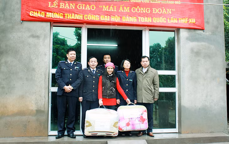 Chi cục Hải quan Cửa khẩu Hoành Mô và LĐLĐ huyện Bình Liêu bàn giao “Mái ấm công đoàn” cho gia đình chị Chu Thị Thu, là hộ nghèo ở thôn Đồng Thanh, xã Hoành Mô, huyện Bình Liêu. (Ảnh do Uỷ ban MTTQ huyện Bình Liêu cung cấp)