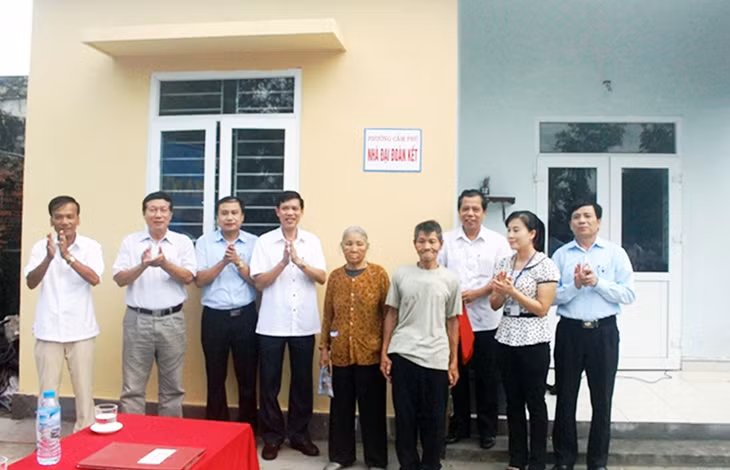 Các cơ quan, đoàn thể, doanh nghiệp và nhà hảo tâm trao nhà “Đại đoàn kết” cho gia đình ông bà Vũ Quốc Hội, Lê Thị Chúc, hội viên Hội NCT phường Cẩm Phú (TP Cẩm Phả). Ảnh: Đào Thảo (Đài Cẩm Phả)