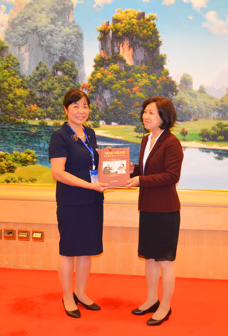 Bà Đường Tố Linh, Phó Hiệu trưởng Trường Đảng Quảng Tây tặng quà lưu niệm cho đại diện đoàn Quảng Ninh 