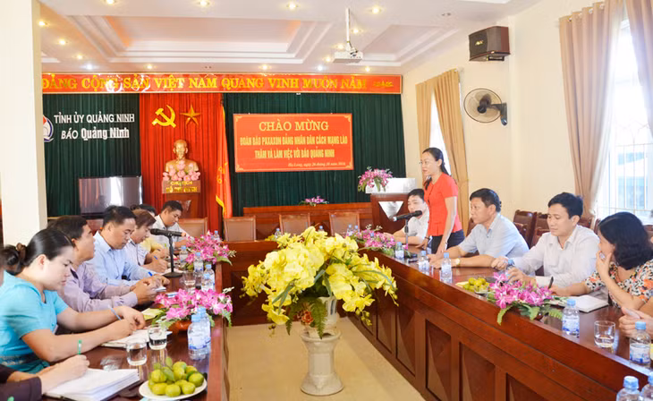 Đoàn Đại biểu Báo PAXAXON làm việc với cán bộ, phóng viên Báo Quảng Ninh.