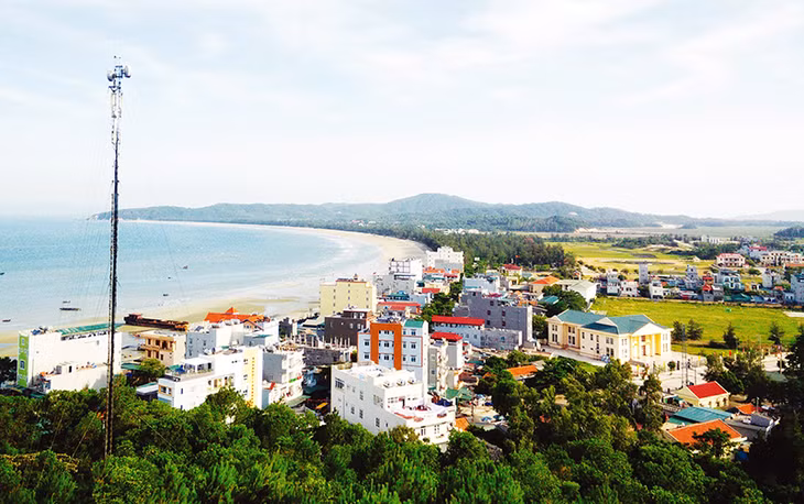 Huyện đảo Cô Tô cũng phát triển không ngừng, phấn đấu trở thành đô thị sinh thái biển hiện đại.