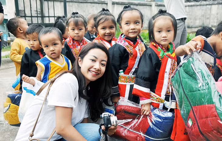 Du khách chụp ảnh lưu niệm cùng các em nhỏ Trường Mầm non Phai Lầu.