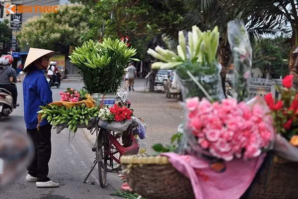  Những người phụ nữ đẹp bình dị bên xe hoa quen thuộc trên phố Hà Nội. 