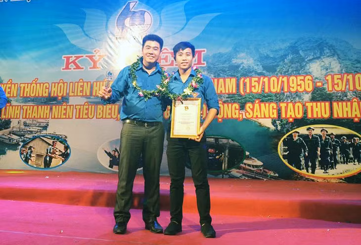 Tháng 10 vừa qua, thầy giáo Đặng Văn Tùng (bên trái), Bí thư Đoàn Trường THPT Minh Hà vinh dự được tuyên dương là thủ lĩnh thanh niên tiêu biểu tỉnh Quảng Ninh.