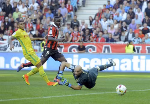 Pha lập công của Balotelli vào lưới Nantes. Ảnh: Reuters.