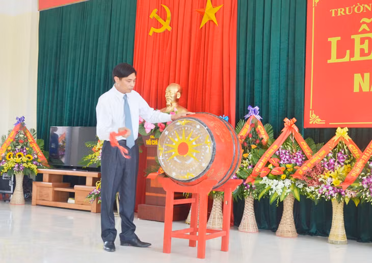Đồng chí Vũ Văn Diện, Phó Chủ tịch UBND tỉnh đánh trống khai giảng năm học 2016-2017 trường Cao đẳng nghề Việt – Hàn Quảng Ninh
